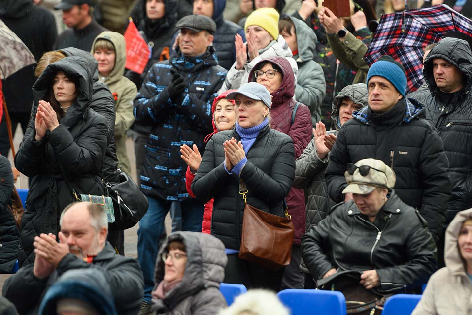 Концерт Симфонического оркестра Калининградской филармонии и солистов Мариинского театра, дирижёр Ю.Демидович, пл.Победы, 9 Мая 2025г. — фото 15
