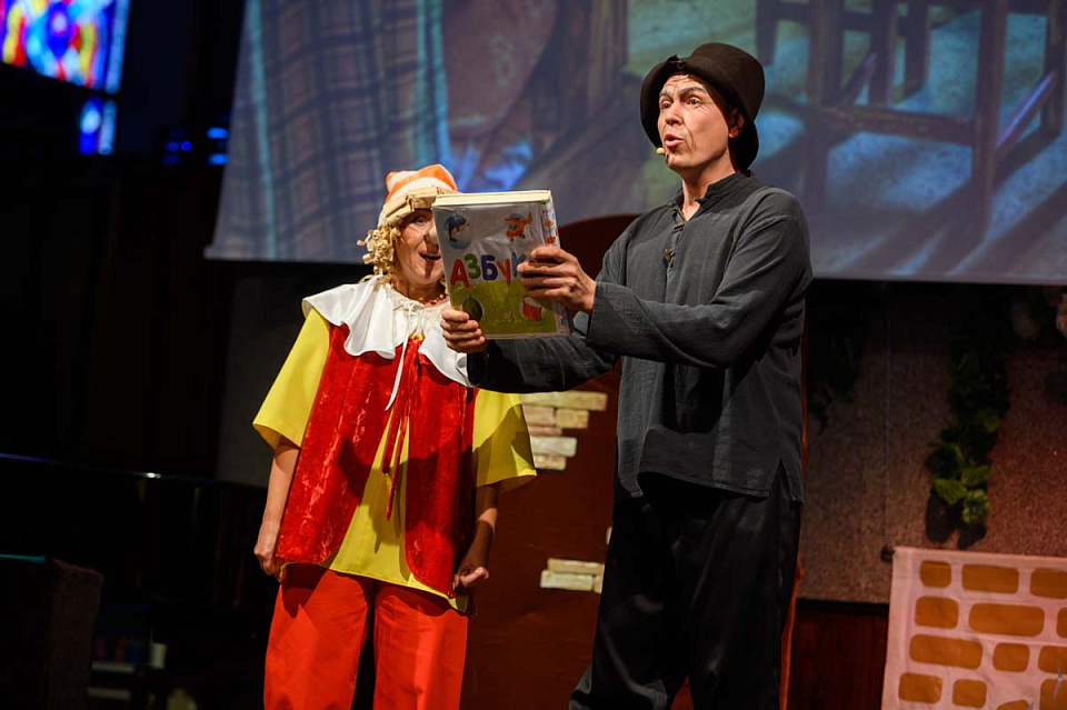 МУЗЫКАЛЬНЫЙ СПЕКТАКЛЬ «ПРИКЛЮЧЕНИЯ БУРАТИНО» к 65-летию Калининградской областной филармонии, 6 Октября 2024г. — фото 5