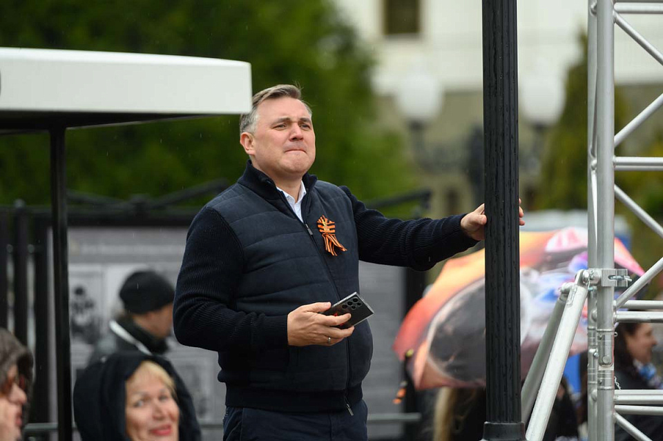 Концерт Симфонического оркестра Калининградской филармонии и солистов Мариинского театра, дирижёр Ю.Демидович, пл.Победы, 9 Мая 2025г. — фото 7