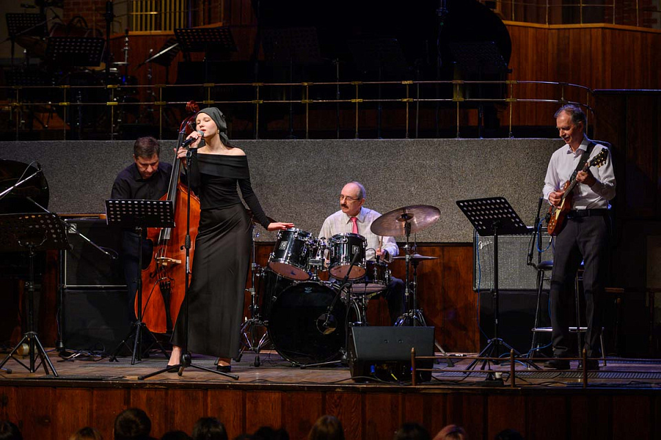 Международный фестиваль «Джаз в филармонии», Ансамбли «ЗВУК» (Москва) и «Акцент» (Калининград), 16 Ноября 2024г. — фото 17