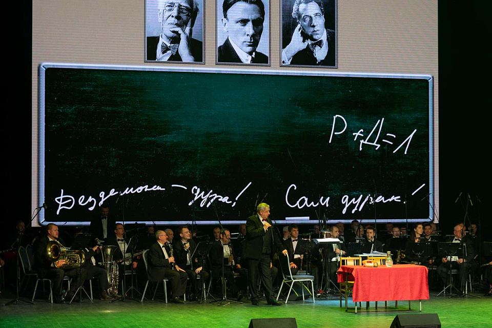 Мюзикл в духе 60-х «А у нас во дворе...» (театр эстрады «Янтарь-холл», г. Светлогорск), 26 Февраля 2023г. — фото 22