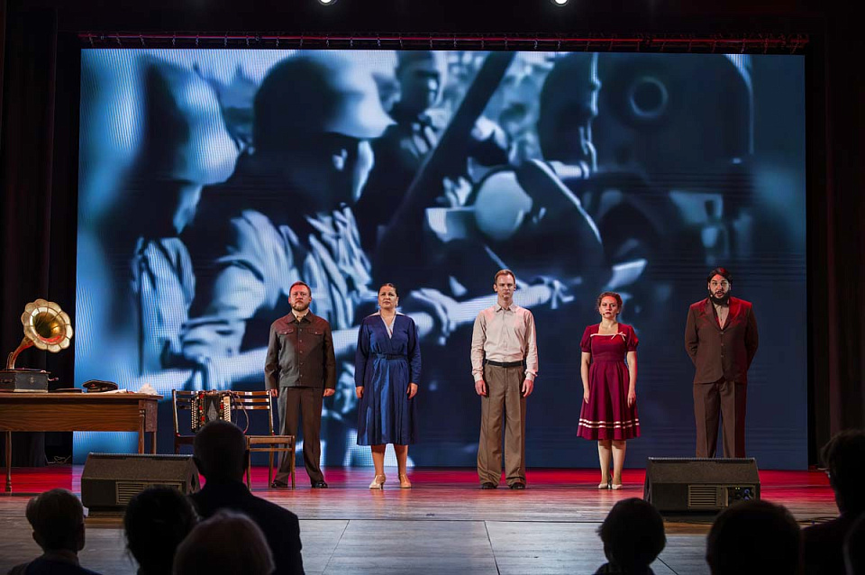 Концерт проекта "Поезд Победы" в исполнении солистов филармонии, Областной Дворец культуры и народного творчества г. Мурманск, 28 Сентября 2025г. — фото 11