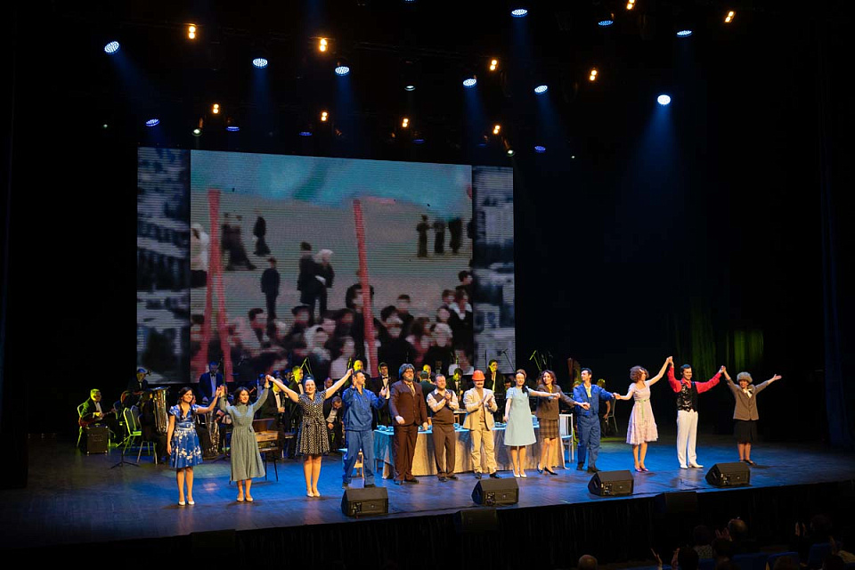 Мюзикл в духе 60-х «А у нас во дворе...» (театр эстрады «Янтарь-холл», г. Светлогорск), 26 Февраля 2023г. — фото 34