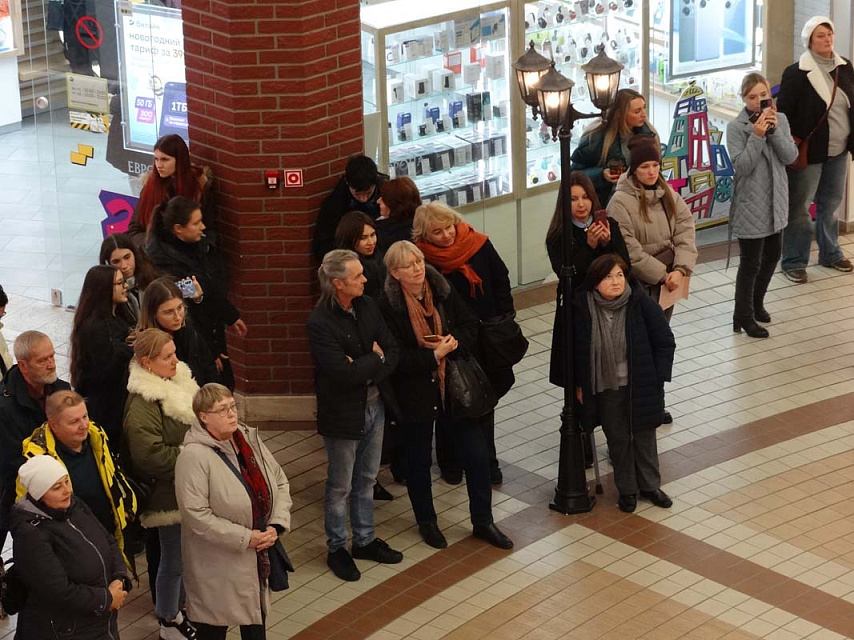 Выступление струнного квартета Калининградской областной филармонии в ТРЦ «Европа», 20 Декабря 2024г. — фото 9