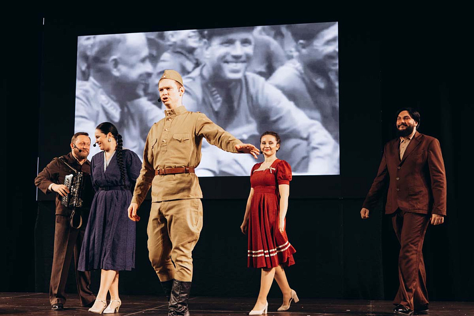 Концерт проекта "Поезд Победы" в исполнении солистов филармонии, Большой зал Екатерининского собрания, Санкт-Петербург, 18 Ноября 2025г. — фото 13