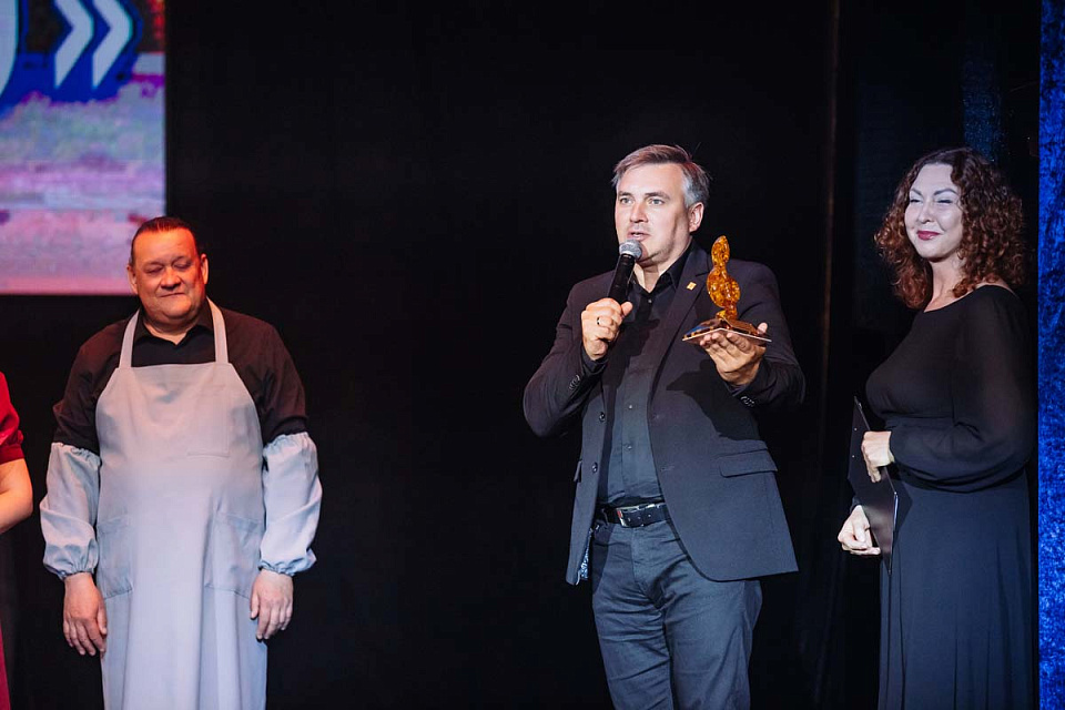 Музыкальный спектакль "Раскинулось море широко", театр эстрады "Янтарь-холл", Светлогорск, 22 Июня 2025г. — фото 31