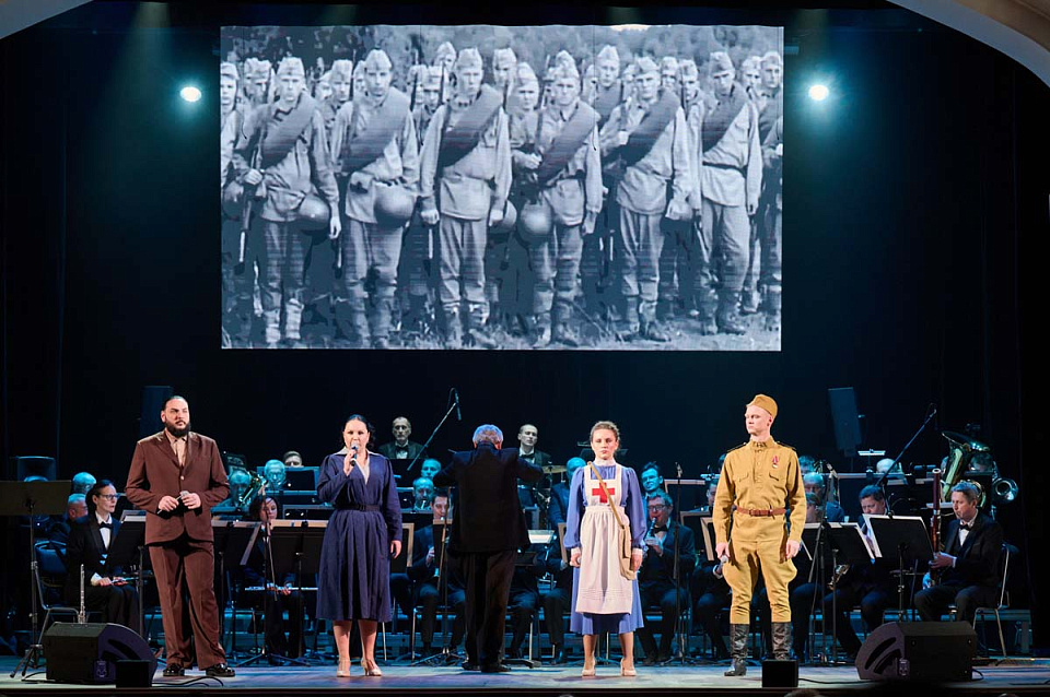 Финальный концерт проекта "Поезд Победы" в исполнении солистов филармонии, Тульского Губернаторского духового оркестра, Тула, 3 Декабря 2025г. — фото 2