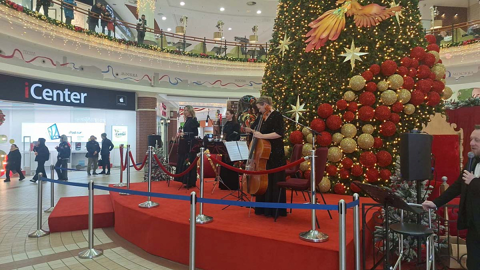 Выступление струнного квартета Калининградской областной филармонии в ТРЦ «Европа», 20 Декабря 2024г. — фото 6