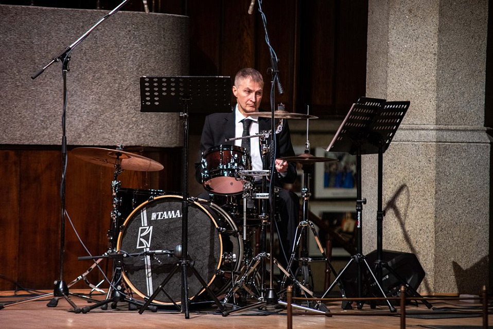 XIX МЕЖДУНАРОДНЫЙ ФЕСТИВАЛЬ "ДЖАЗ В ФИЛАРМОНИИ". трио Валерия Гроховского и камерный оркестр, 19 Ноября 2022г. — фото 16