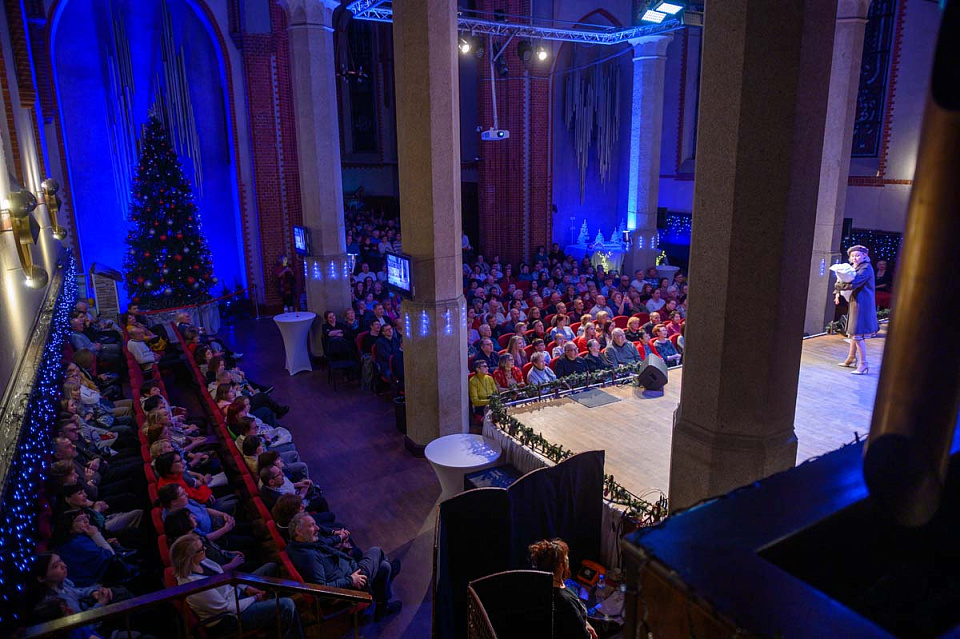 «А у нас во дворе...», мюзикл в духе 60-х, Концертный духовой оркестр и солисты филармонии,танц.группа Ансамбля песни и пляски ДКБ, 1 Января 2025г. — фото 7