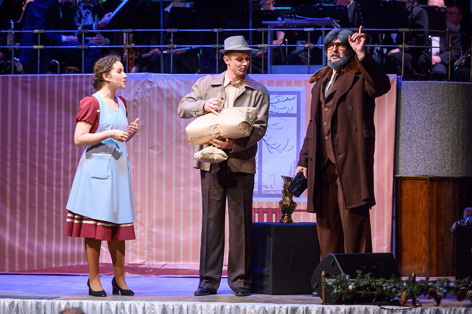 «А у нас во дворе...», мюзикл в духе 60-х, Концертный духовой оркестр и солисты филармонии,танц.группа Ансамбля песни и пляски ДКБ, 1 Января 2025г. — фото 27