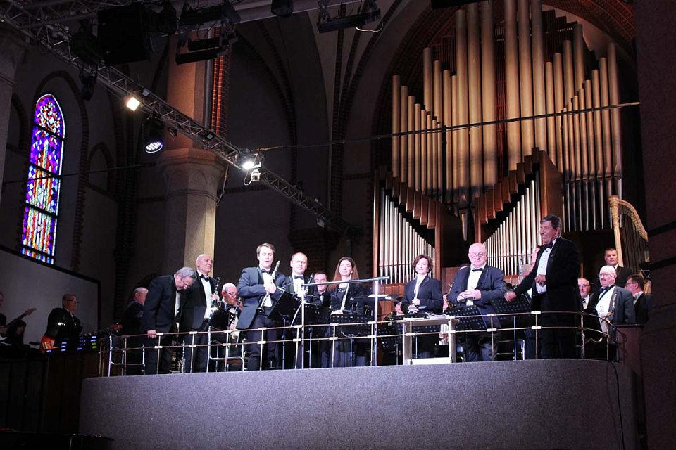 Концертный духовой оркестр и солисты филармонии поздравили калининградцев с Днём пожилых людей, 1 Октября 2025г. — фото 3