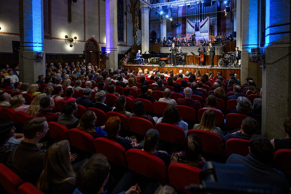 Дмитрий Носков и его квинтет, Камерный оркестр филармонии, дирижёр Елена Толкачёва, Международный фестиваль "Джаз в филармонии", 15 Ноября 2025г. — фото 3