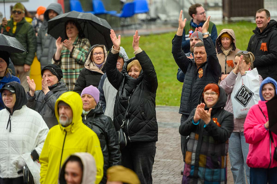 Концерт Симфонического оркестра Калининградской филармонии и солистов Мариинского театра, дирижёр Ю.Демидович, пл.Победы, 9 Мая 2025г. — фото 21