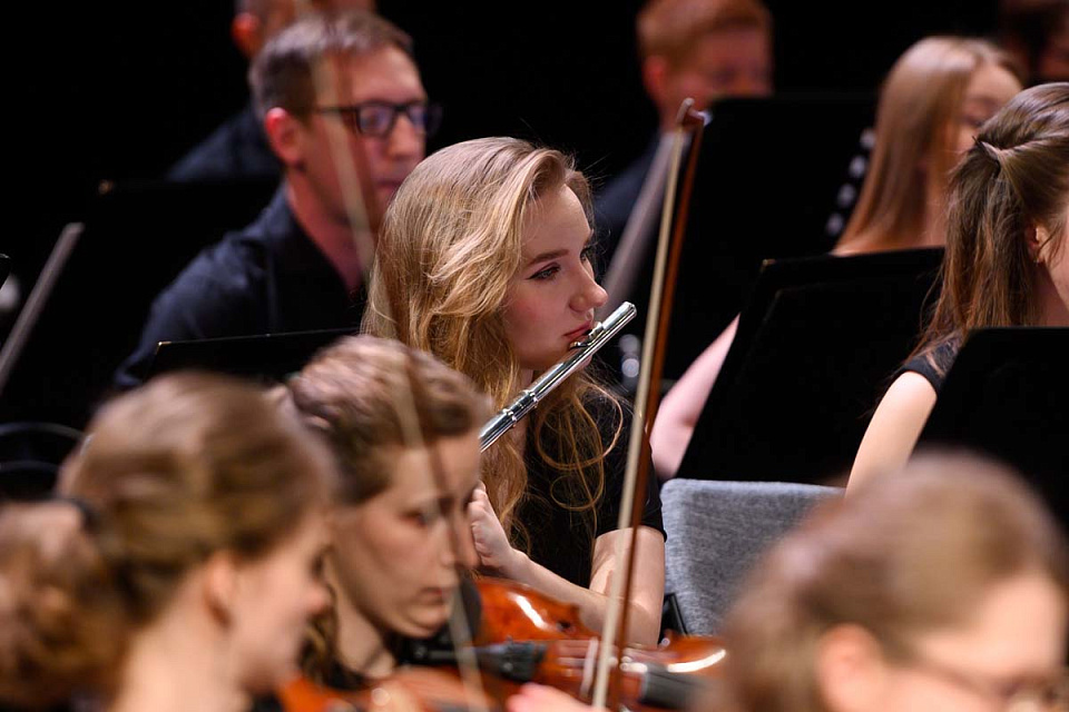 Концерт РНМСО, дирижёр А.Рубин, солист П.Милюков, фестиваль "Русская музыка на Балтике", драмтеатр, 7 Мая 2024г. — фото 21