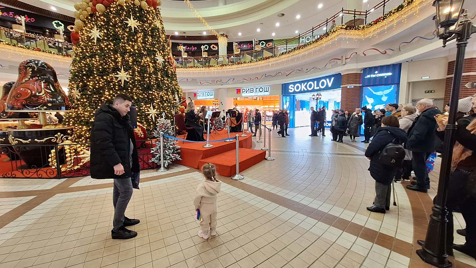 Выступление струнного квартета Калининградской областной филармонии в ТРЦ «Европа», 20 Декабря 2024г. — фото 3