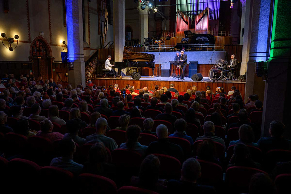 Международный фестиваль «Джаз в филармонии», Ансамбли «ЗВУК» (Москва) и «Акцент» (Калининград), 19 Ноября 2025г. — фото 15