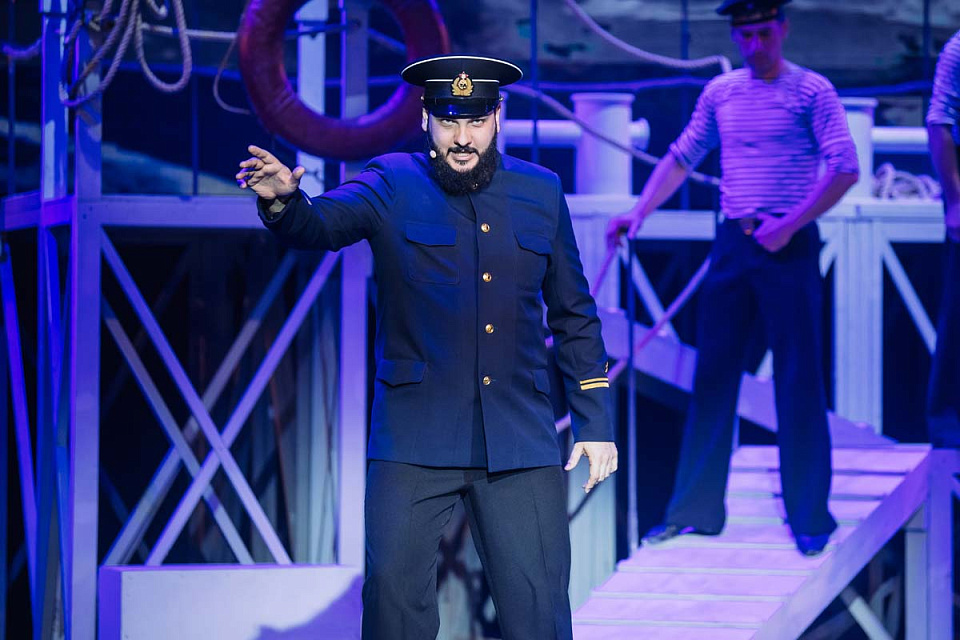 Музыкальный спектакль "Раскинулось море широко", театр эстрады "Янтарь-холл", Светлогорск, 22 Июня 2025г. — фото 11