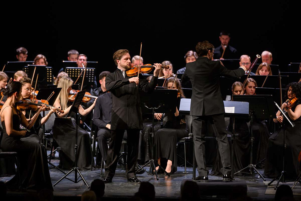 Концерт РНМСО, дирижёр А.Рубин, солист П.Милюков, фестиваль "Русская музыка на Балтике", драмтеатр, 7 Мая 2024г. — фото 11