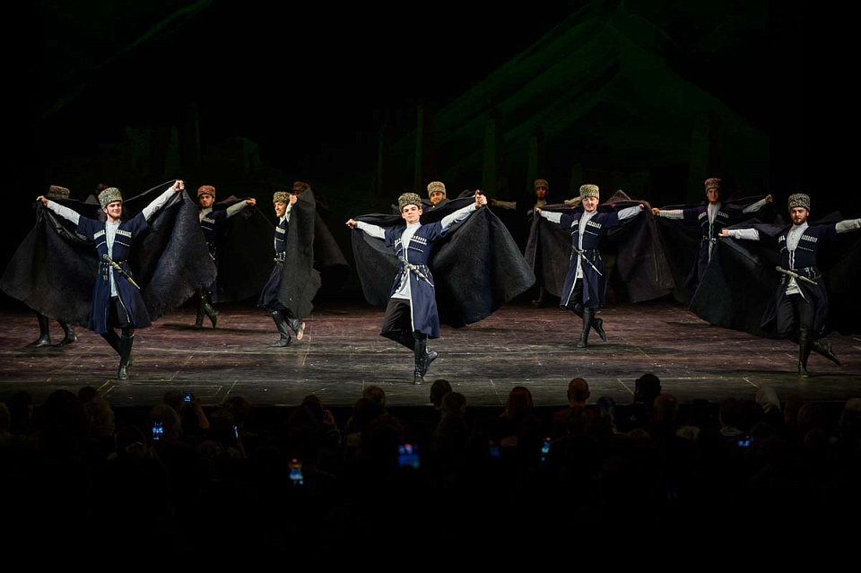 Государственный фольклорный ансамбль песни и танца «Нохчо», фестиваль «Русская музыка на Балтике», Драмтеатр, 14 Мая 2025г. — фото 2