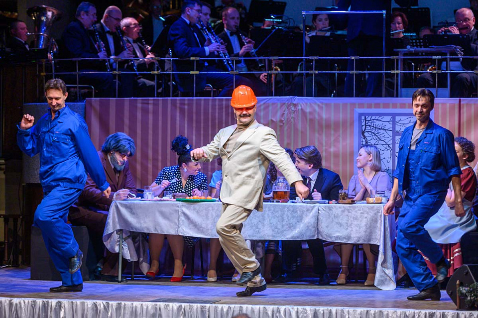 «А у нас во дворе...», мюзикл в духе 60-х, Концертный духовой оркестр и солисты филармонии,танц.группа Ансамбля песни и пляски ДКБ, 1 Января 2025г. — фото 32