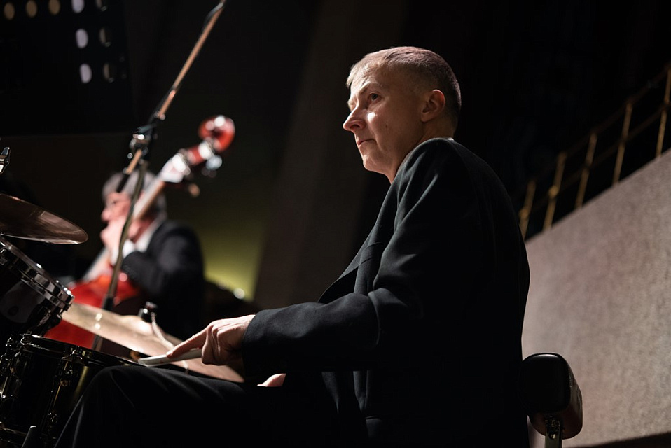 XIX МЕЖДУНАРОДНЫЙ ФЕСТИВАЛЬ "ДЖАЗ В ФИЛАРМОНИИ". трио Валерия Гроховского и камерный оркестр, 19 Ноября 2022г. — фото 18