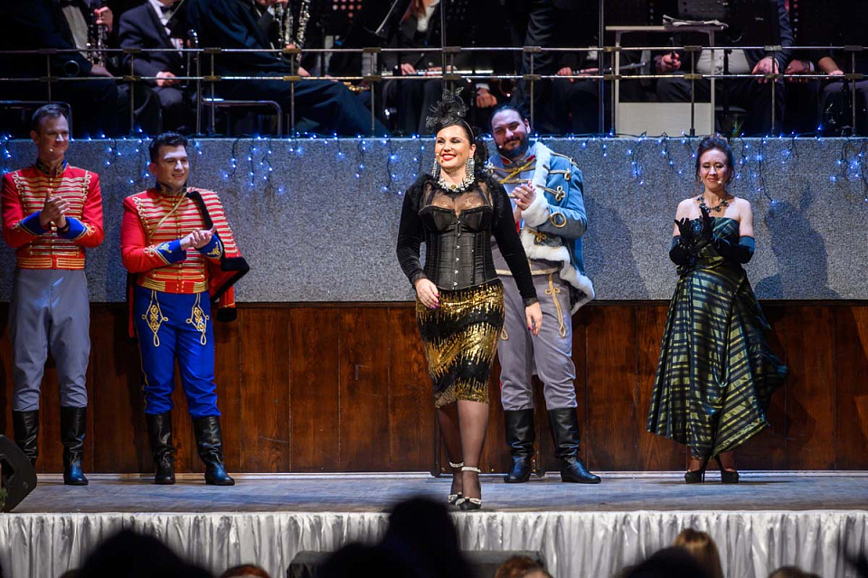 «Новогодний бал у Имре Кальмана», ПРЕМЬЕРА! Концертный духовой оркестр и солисты филармонии, 27 Декабря 2024г. — фото 29