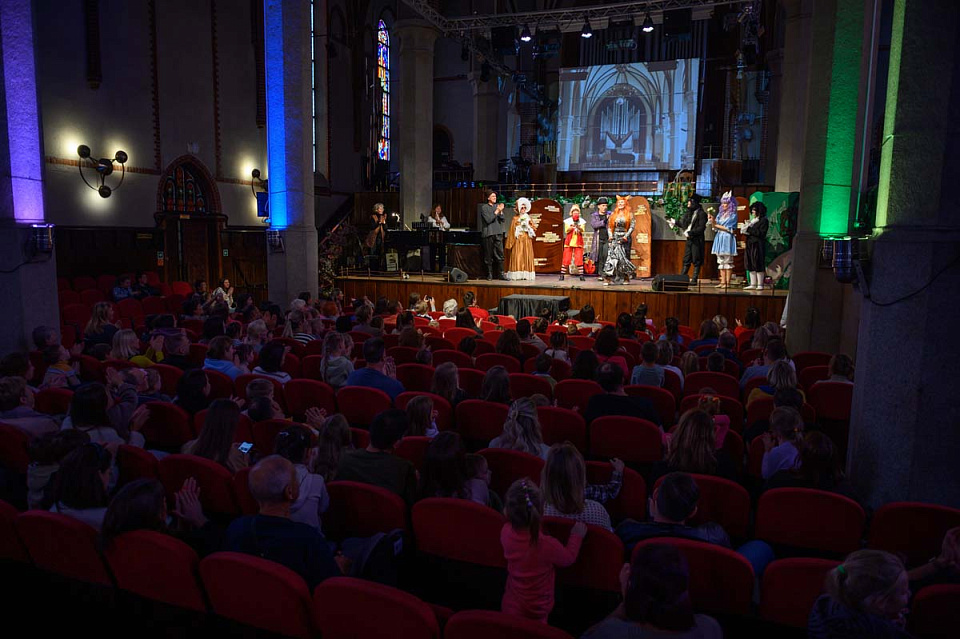 МУЗЫКАЛЬНЫЙ СПЕКТАКЛЬ «ПРИКЛЮЧЕНИЯ БУРАТИНО» к 65-летию Калининградской областной филармонии, 6 Октября 2024г. — фото 24