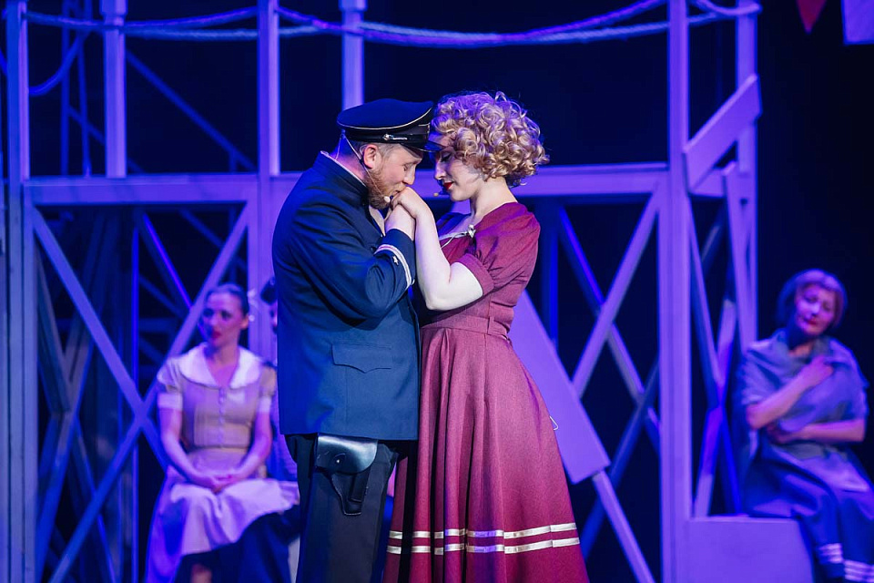 Музыкальный спектакль "Раскинулось море широко", театр эстрады "Янтарь-холл", Светлогорск, 22 Июня 2025г. — фото 18