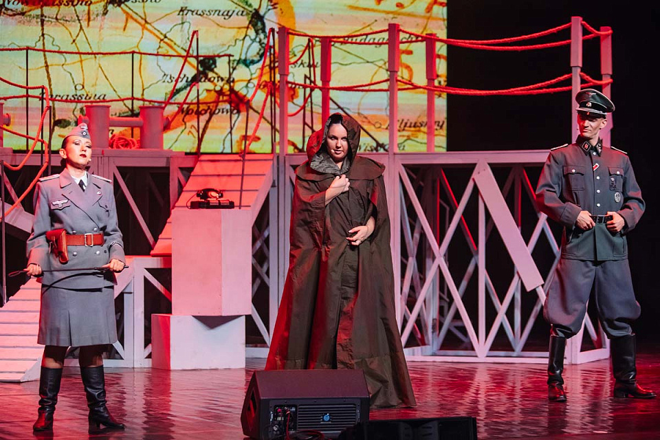 Музыкальный спектакль "Раскинулось море широко", театр эстрады "Янтарь-холл", Светлогорск, 22 Июня 2025г. — фото 19