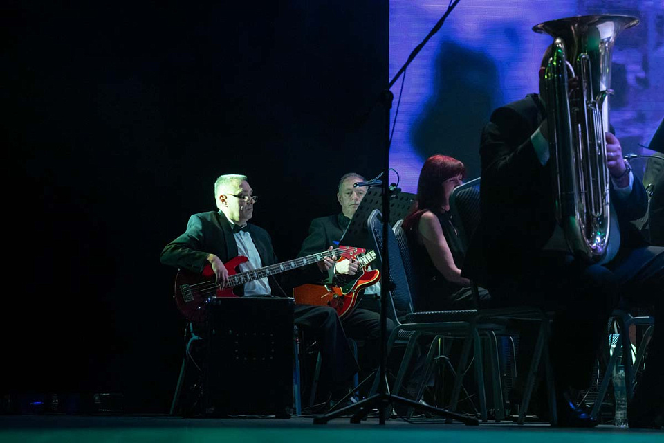 Мюзикл в духе 60-х «А у нас во дворе...» (театр эстрады «Янтарь-холл», г. Светлогорск), 26 Февраля 2023г. — фото 25