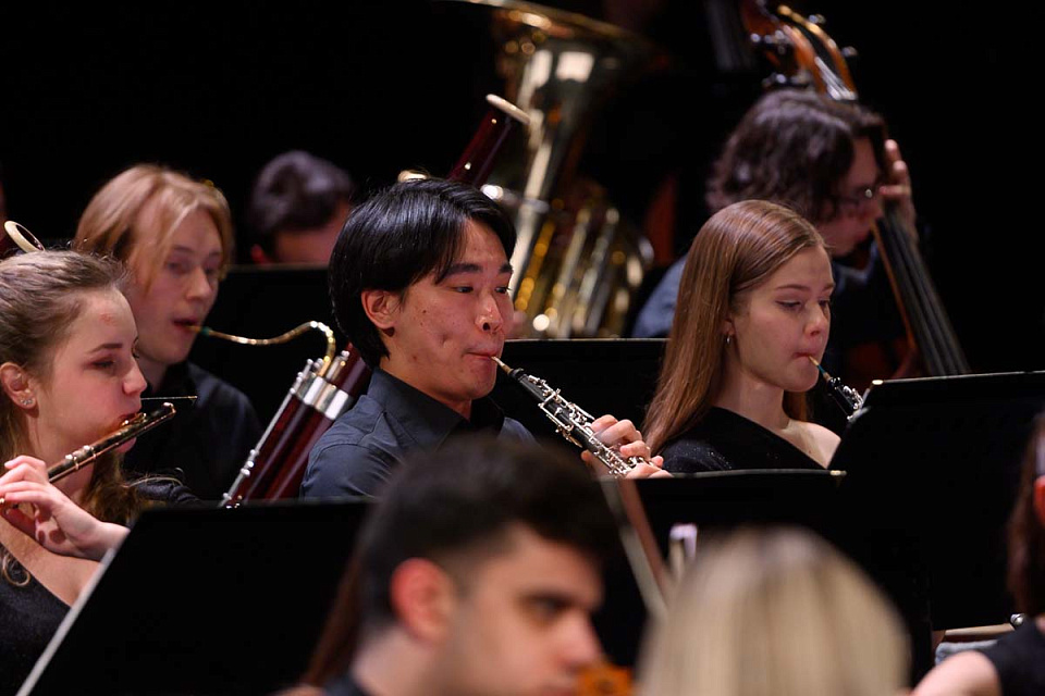 Концерт РНМСО, дирижёр А.Рубин, солист П.Милюков, фестиваль "Русская музыка на Балтике", драмтеатр, 7 Мая 2024г. — фото 20