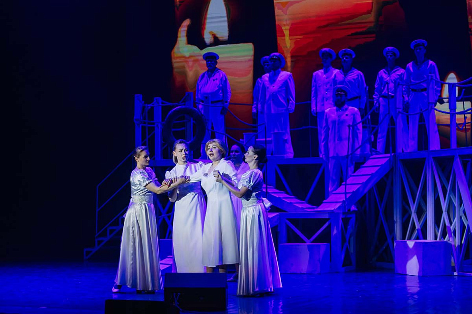 Музыкальный спектакль "Раскинулось море широко", театр эстрады "Янтарь-холл", Светлогорск, 22 Июня 2025г. — фото 25