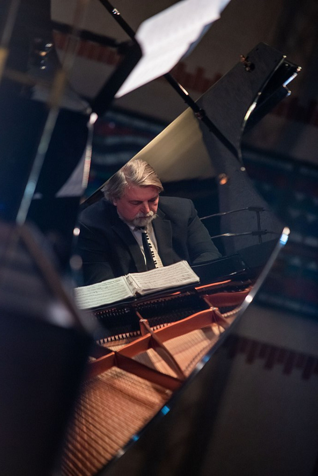 XIX МЕЖДУНАРОДНЫЙ ФЕСТИВАЛЬ "ДЖАЗ В ФИЛАРМОНИИ". трио Валерия Гроховского и камерный оркестр, 19 Ноября 2022г. — фото 12