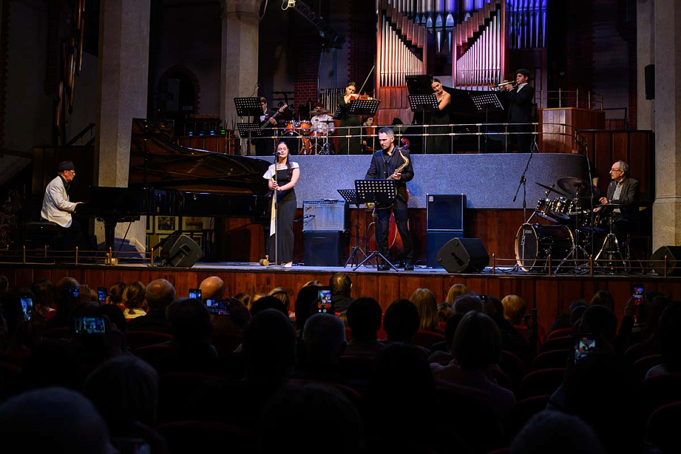 Международный фестиваль «Джаз в филармонии», Ансамбли «ЗВУК» (Москва) и «Акцент» (Калининград), 19 Ноября 2025г. — фото 18