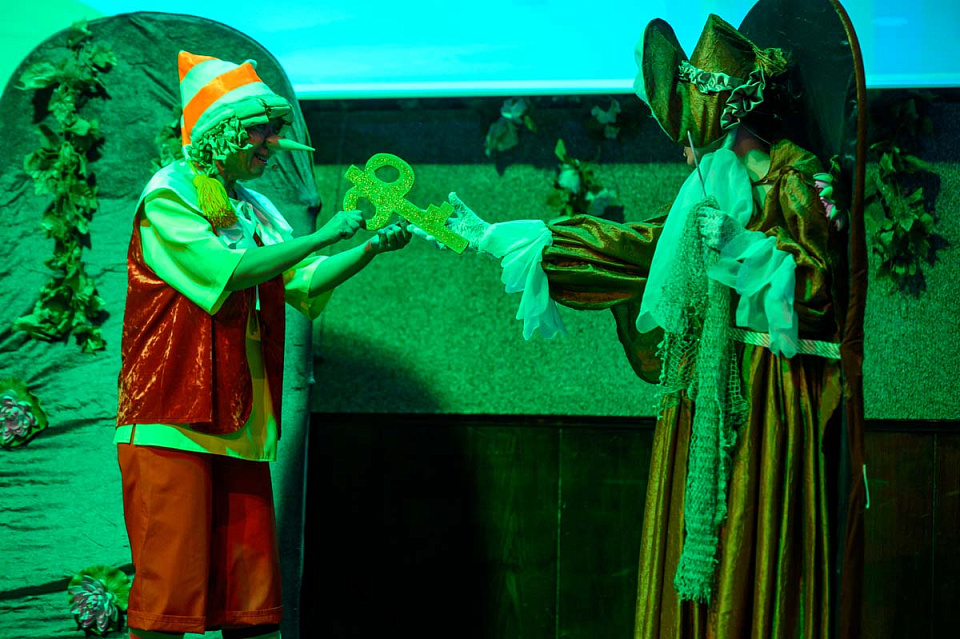 МУЗЫКАЛЬНЫЙ СПЕКТАКЛЬ «ПРИКЛЮЧЕНИЯ БУРАТИНО» к 65-летию Калининградской областной филармонии, 6 Октября 2024г. — фото 15