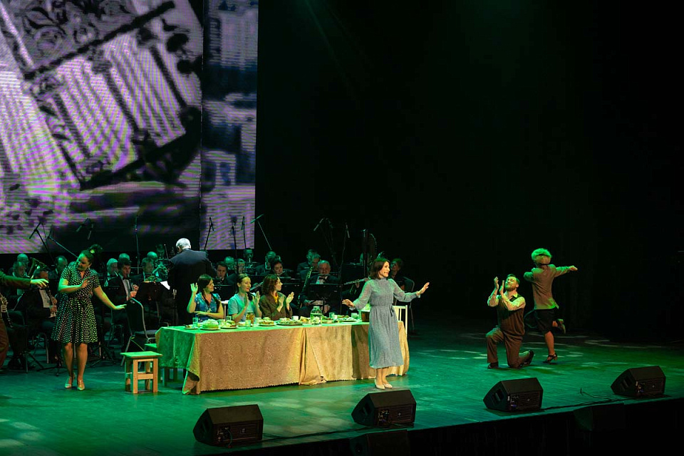 Мюзикл в духе 60-х «А у нас во дворе...» (театр эстрады «Янтарь-холл», г. Светлогорск), 26 Февраля 2023г. — фото 27