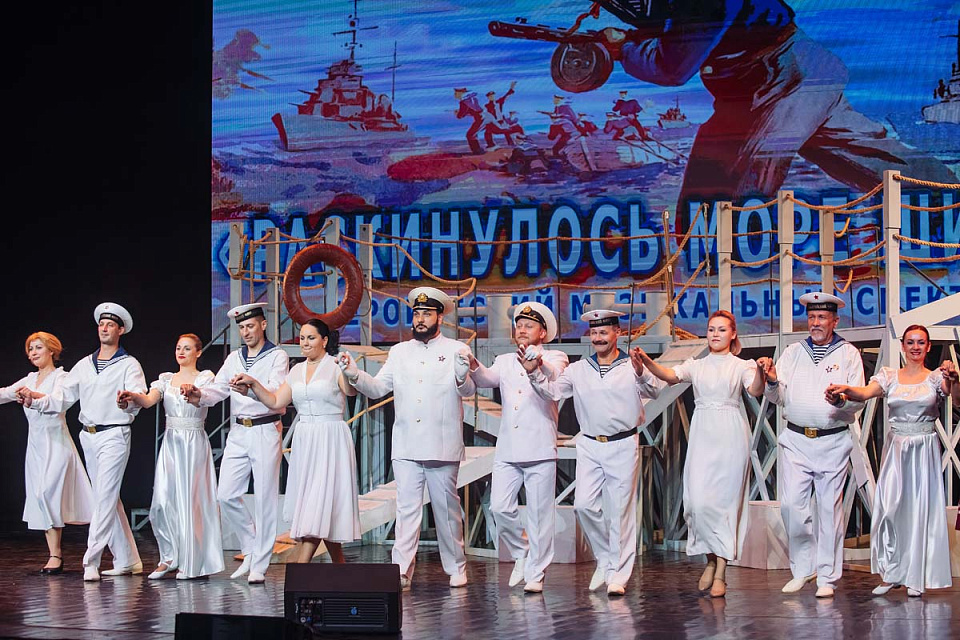 Музыкальный спектакль "Раскинулось море широко", театр эстрады "Янтарь-холл", Светлогорск, 22 Июня 2025г. — фото 29