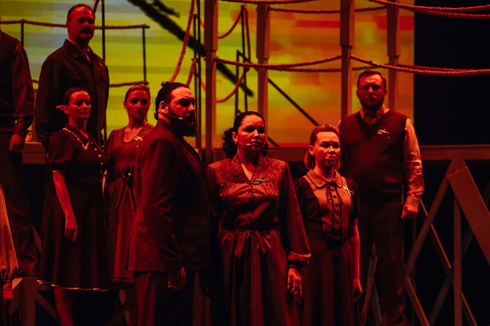 Музыкальный спектакль "Раскинулось море широко", театр эстрады "Янтарь-холл", Светлогорск, 22 Июня 2025г. — фото 2