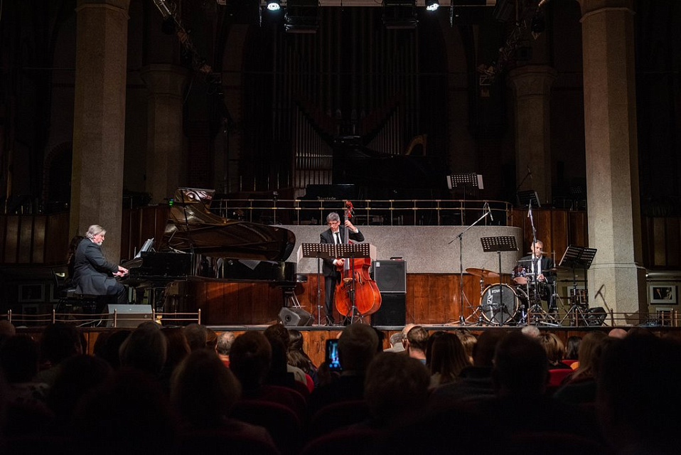 XIX МЕЖДУНАРОДНЫЙ ФЕСТИВАЛЬ "ДЖАЗ В ФИЛАРМОНИИ". трио Валерия Гроховского и камерный оркестр, 19 Ноября 2022г. — фото 17