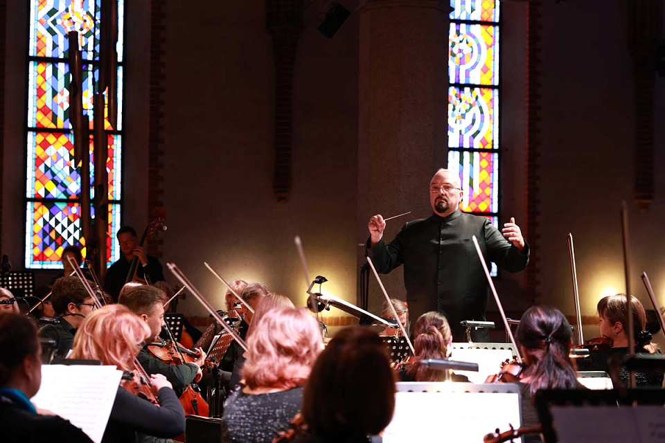 Выступление Камерного оркестра филармонии и учащихся и преподавателей ЦМШ-АИИ из Москвы и Калининграда, 28 Сентября 2025г. — фото 2