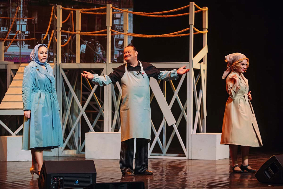 Музыкальный спектакль "Раскинулось море широко", театр эстрады "Янтарь-холл", Светлогорск, 22 Июня 2025г. — фото 4