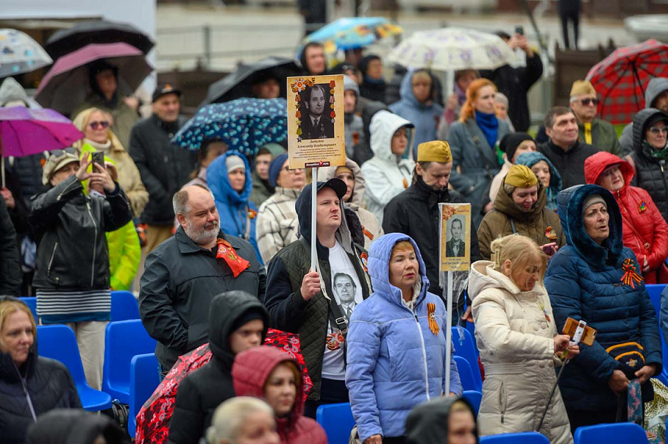 Концерт Симфонического оркестра Калининградской филармонии и солистов Мариинского театра, дирижёр Ю.Демидович, пл.Победы, 9 Мая 2025г. — фото 14