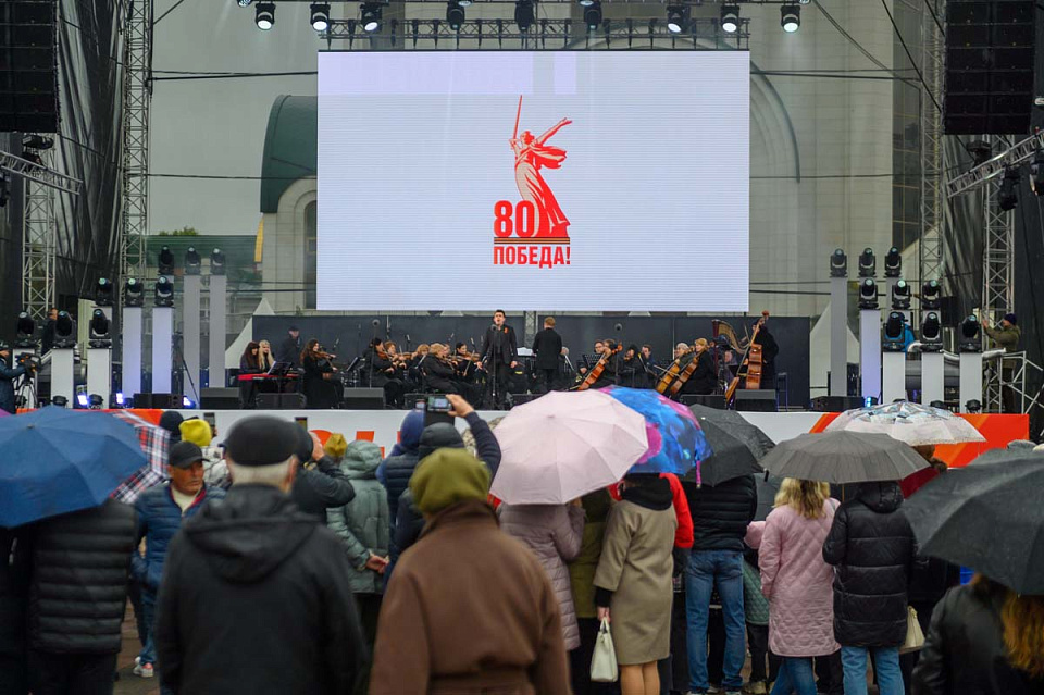 Концерт Симфонического оркестра Калининградской филармонии и солистов Мариинского театра, дирижёр Ю.Демидович, пл.Победы, 9 Мая 2025г. — фото 6