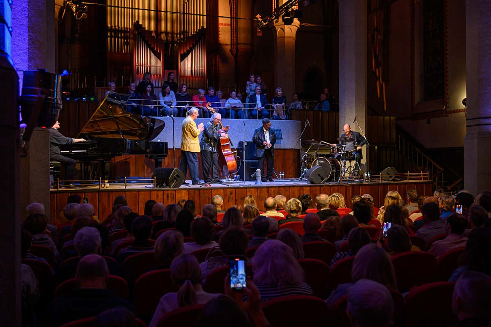 Стивен Митчелл и Джем-бенд Максима Пиганова, Международный фестиваль "Джаз в филармонии", 18 Ноября 2025г. — фото 14