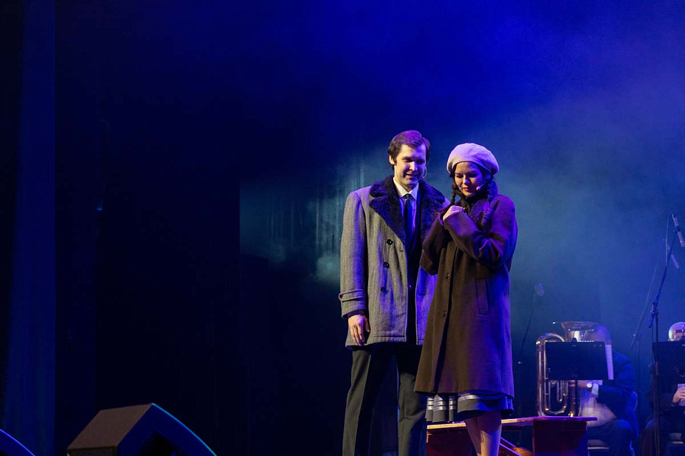 Мюзикл в духе 60-х «А у нас во дворе...» (театр эстрады «Янтарь-холл», г. Светлогорск), 26 Февраля 2023г. — фото 19