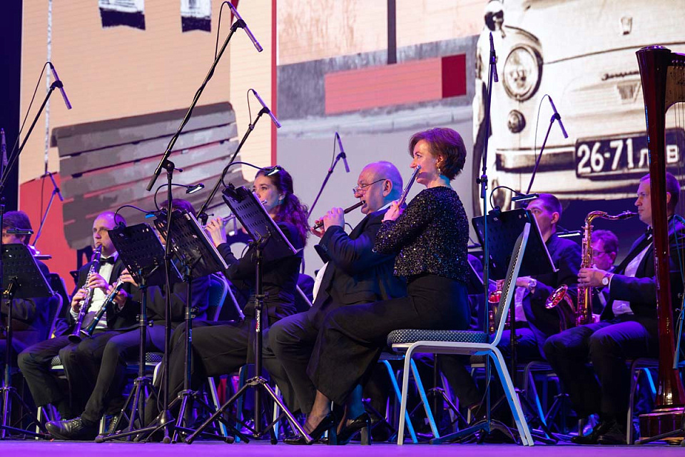 Мюзикл в духе 60-х «А у нас во дворе...» (театр эстрады «Янтарь-холл», г. Светлогорск), 26 Февраля 2023г. — фото 32