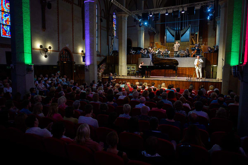 «САКСОФОН. РОЯЛЬ. ОРКЕСТР» С. КОЛЕСОВ, КАМЕРНЫЙ ОРКЕСТР И А. УШАКОВА, «РУССКАЯ МУЗЫКА НА БАЛТИКЕ», 25 Мая 2024г. — фото 2