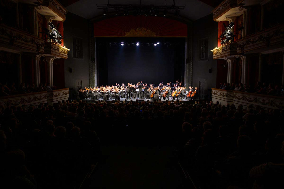 Концерт РНМСО, дирижёр А.Рубин, солист П.Милюков, фестиваль "Русская музыка на Балтике", драмтеатр, 7 Мая 2024г. — фото 12