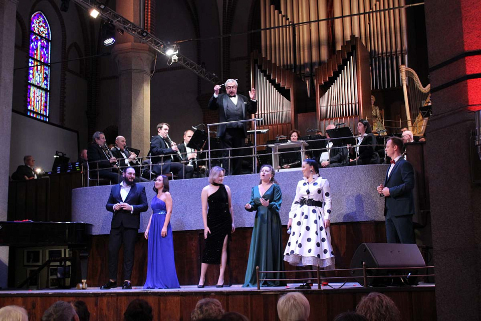 Концертный духовой оркестр и солисты филармонии поздравили калининградцев с Днём пожилых людей, 1 Октября 2025г. — фото 5